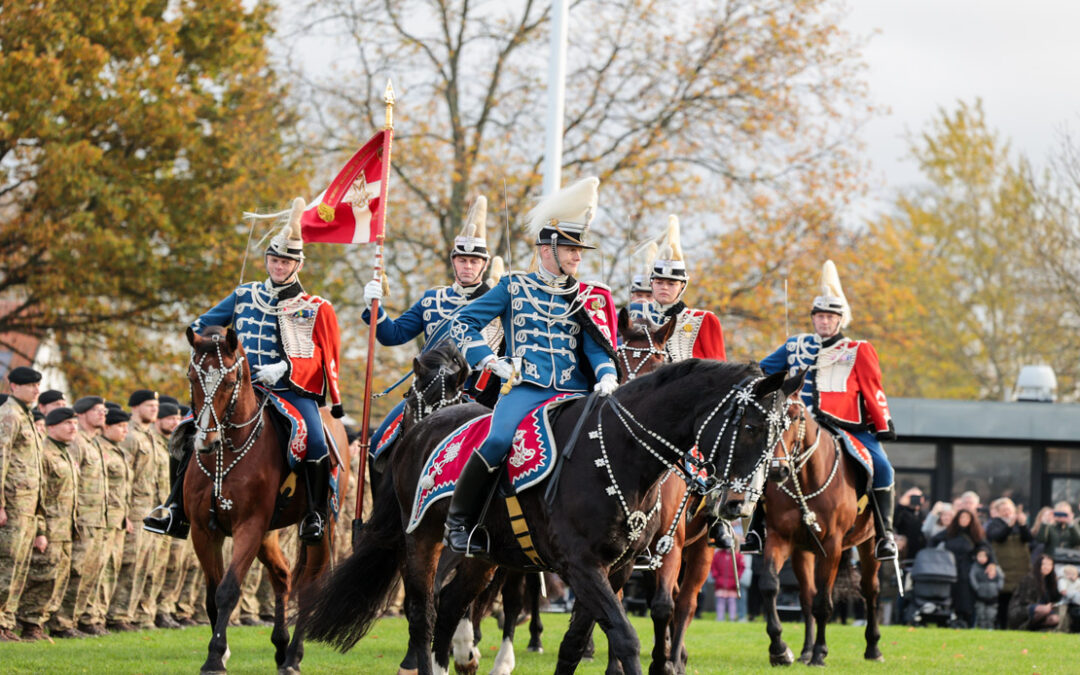 Garderhusarregimentets Hesteskadron indtager pladsen